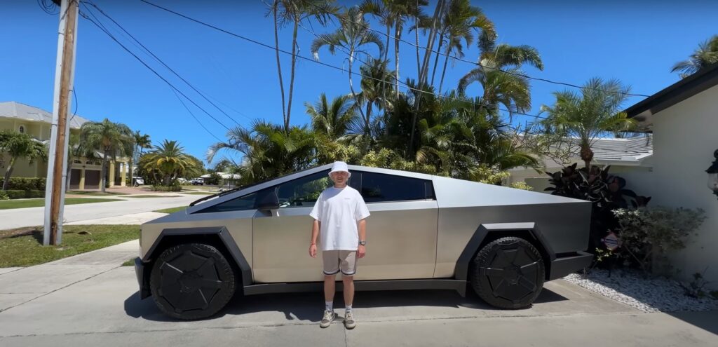 Amigo alquila un Tesla Cybertruck y activa el modo Drift