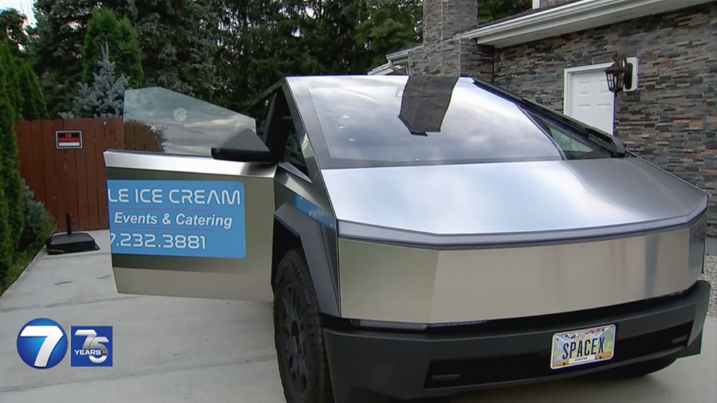 Camión de helados Tesla Cybertruck destrozado por una mujer de Ohio