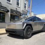 Calle.  Uno de los primeros Tesla Cybertrucks de Louis llama la atención