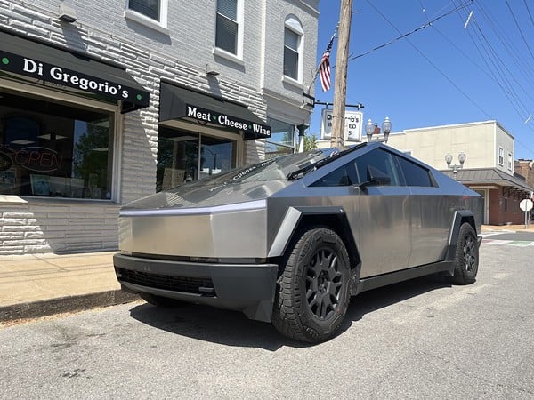 Calle.  Uno de los primeros Tesla Cybertrucks de Louis llama la atención
