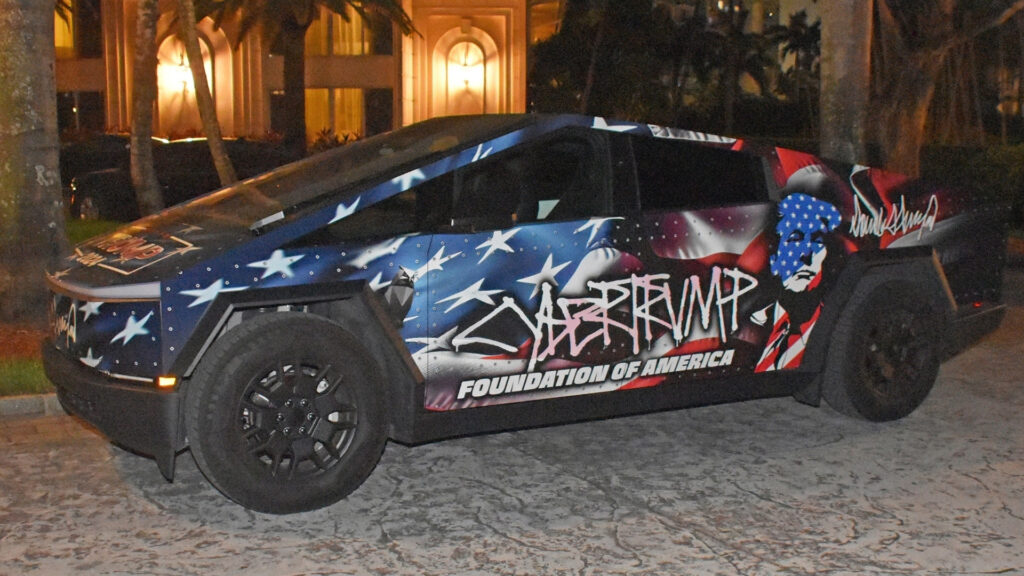 Fanático de Trump muestra un Tesla Cybertruck personalizado en un mitin repleto de celebridades en Florida