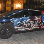 Fanático de Trump muestra un Tesla Cybertruck personalizado en un mitin repleto de celebridades en Florida