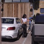 Kim Kardashian conduce su Tesla Cybertruck hacia Starbucks y enfrenta una reacción inmediata