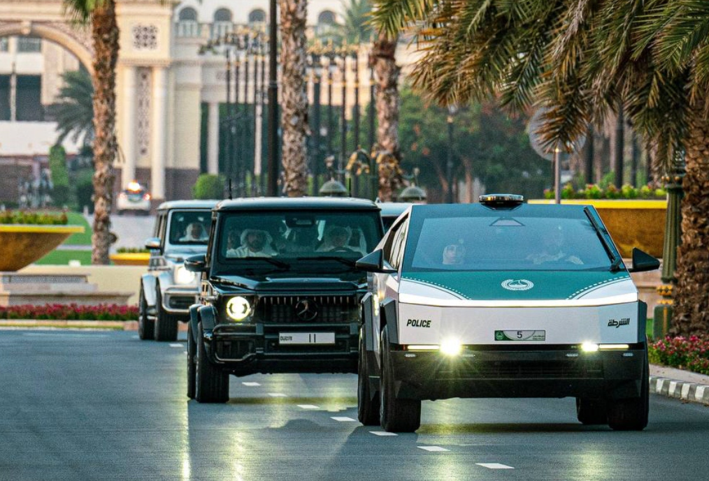 La policía de Dubai suma el Tesla Cybertruck a su flota de patrullas de lujo, reacciona Elon Musk