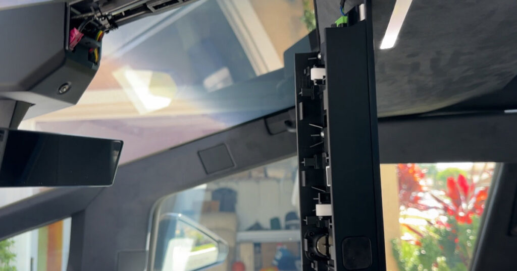 El exingeniero de Tesla se alarma al caer un gran trozo del Cybertruck