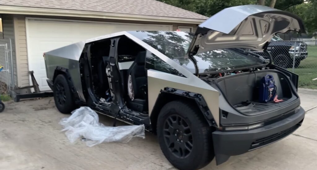 El hombre ha comprado el primer Tesla Cybertruck total, ¿cómo conseguirá las piezas?
