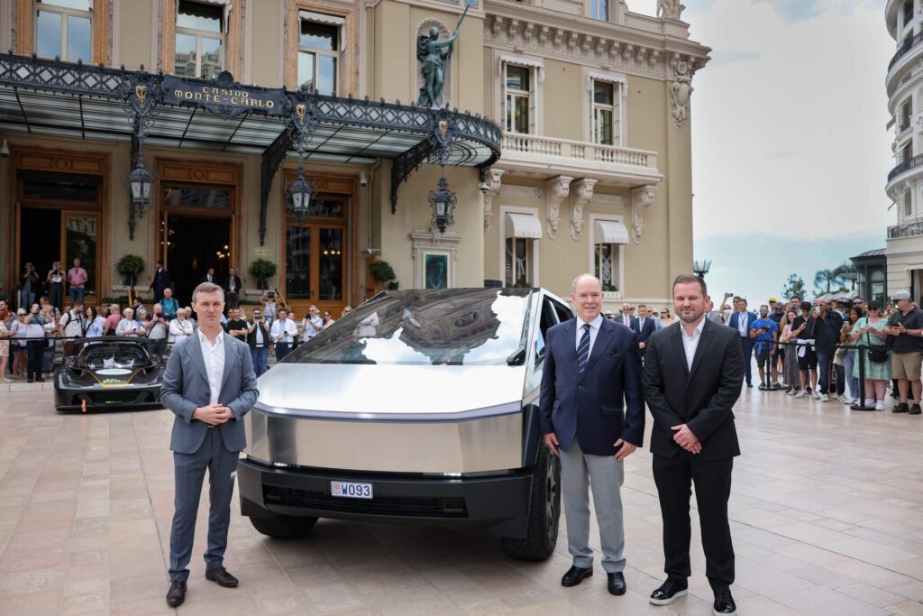 El Príncipe Alberto II prueba el Tesla Cybertruck de Elon Musk