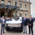 El Príncipe Alberto II prueba el Tesla Cybertruck de Elon Musk