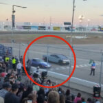 Nunca adivinarás quién gana en una carrera entre un Cybertruck y un Corvette de 1996