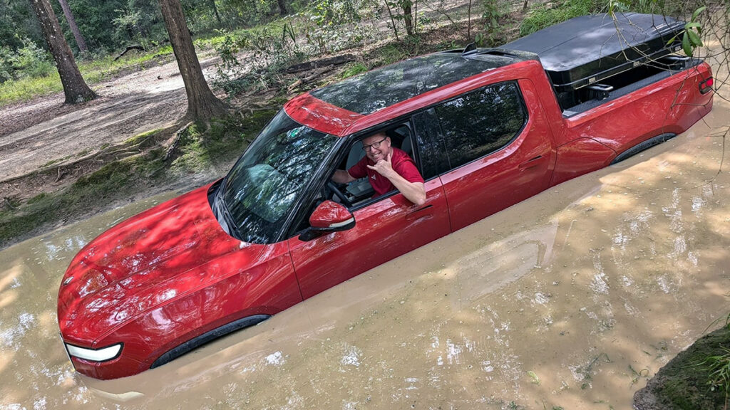 La camioneta Rivian R1T avergüenza al Cybertruck mientras atraviesa el agua hasta las branquias