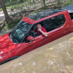 La camioneta Rivian R1T avergüenza al Cybertruck mientras atraviesa el agua hasta las branquias