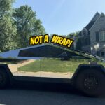 Estos chicos convirtieron un Tesla Cybertruck en un espejo gigante sobre ruedas
