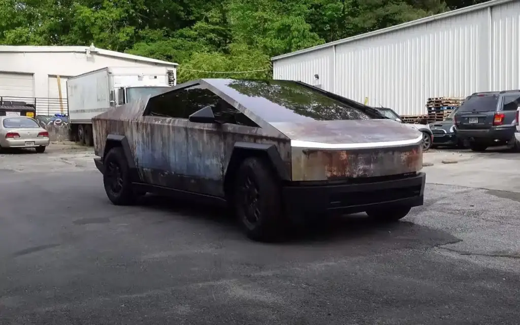 El Tesla Cybertruck recibe una capa oxidada y se ve increíble