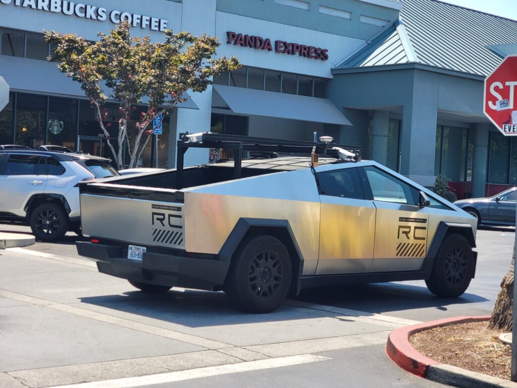 El Tesla Cybertruck ha sido visto en la naturaleza con su conjunto de sensores en el techo