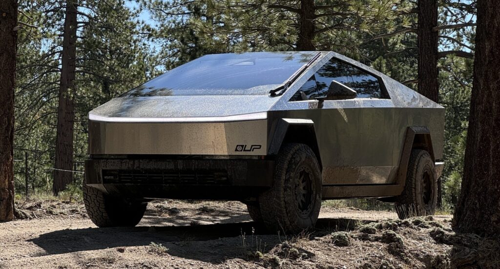 Las carreras todoterreno Tesla Cybertruck parecen tan locas que parecen un videojuego
