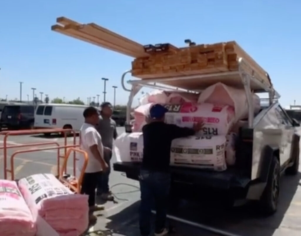 Mira cómo este Tesla Cybertruck se carga de madera y aislamiento