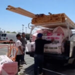 Mira cómo este Tesla Cybertruck se carga de madera y aislamiento