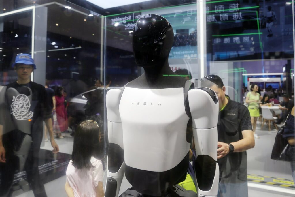 Optimus Robot de Elon Musk debutó en la World Robot Conference, no fabrica ningún tipo de robot