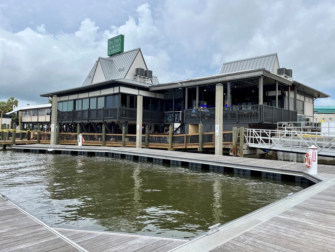 Doc Ford's en Fort Myers Beach reabrió sus puertas 10 meses después del paso del huracán Ian.