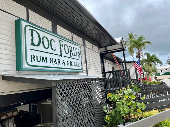 Gloria, la felina mascota del Doc Ford en Fort Myers Beach, vive bajo el porche del restaurante.