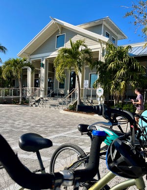 Doc Ford's está ubicado en uno de los lotes más altos de la isla Sanibel.