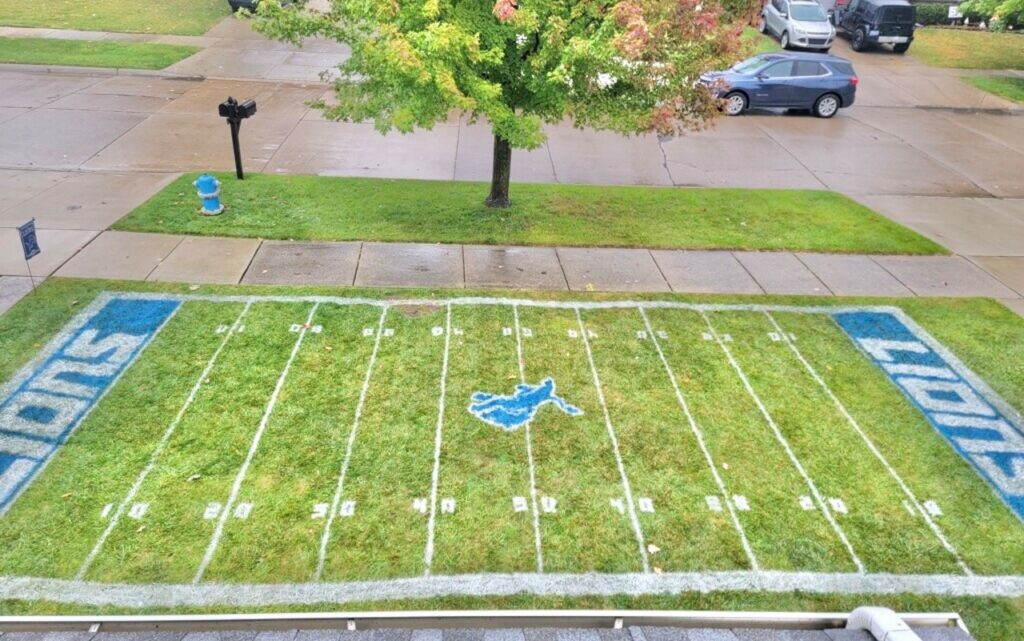 Los fanáticos acérrimos de los Detroit Lions convierten su jardín delantero en una réplica a escala del Ford Field