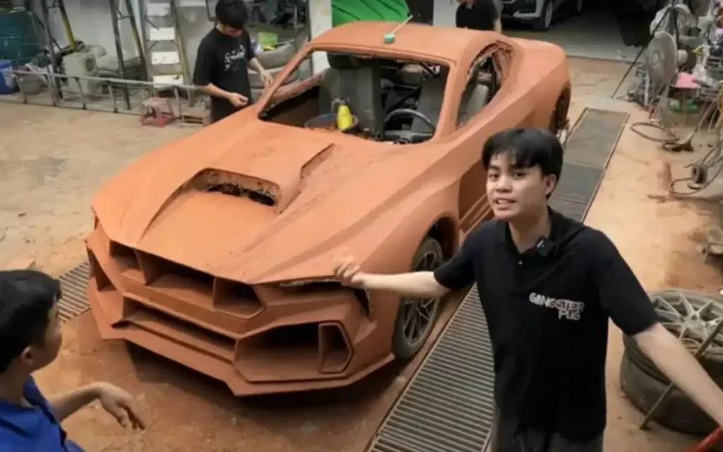 Hombres vietnamitas convierten un Toyota Ford Mustang GT 500