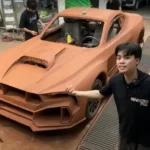 Hombres vietnamitas convierten un Toyota Ford Mustang GT 500