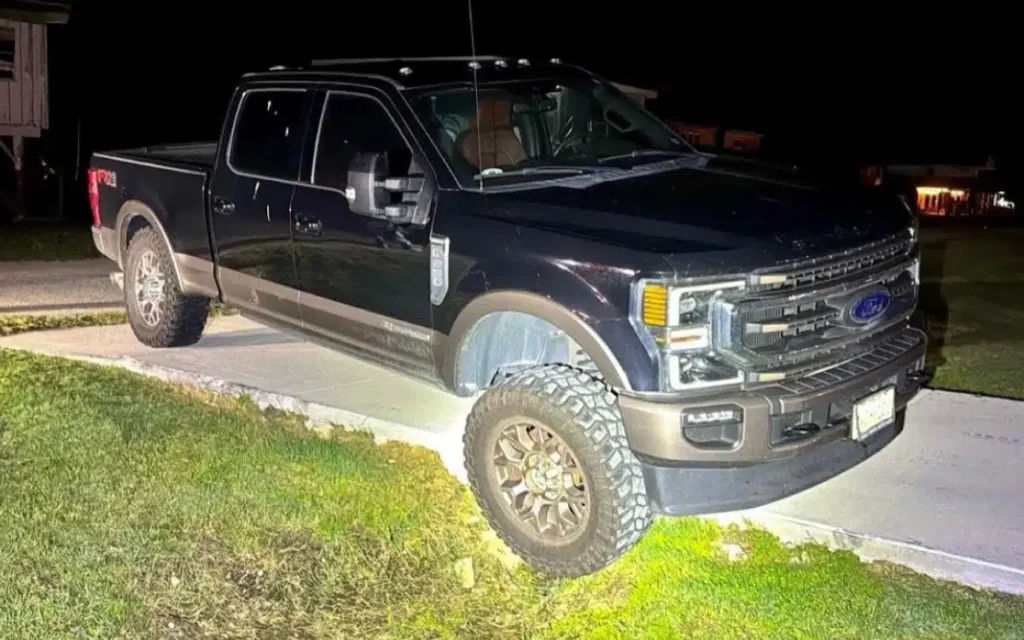 El conductor del transporte recibió una solicitud especial del propietario de una Ford F-250