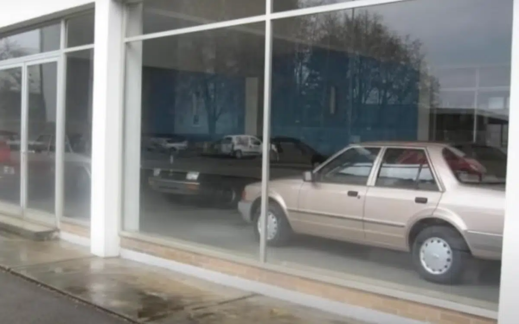 El concesionario Ford abandonado tiene en su interior coches nuevos de los años 80