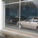 El concesionario Ford abandonado tiene en su interior coches nuevos de los años 80