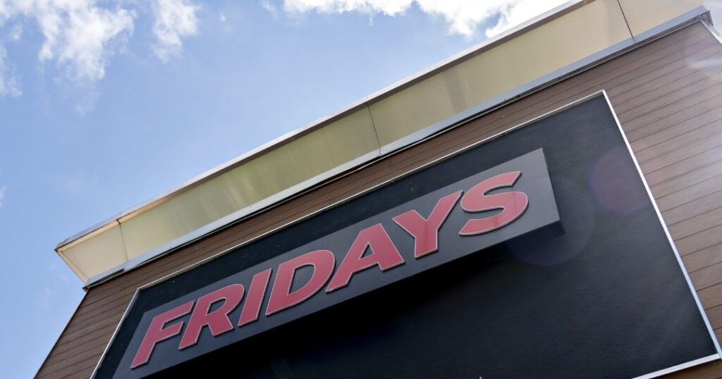 La cadena TGI Fridays anunció que se declaró en quiebra y cerrará sus tiendas en Colombia