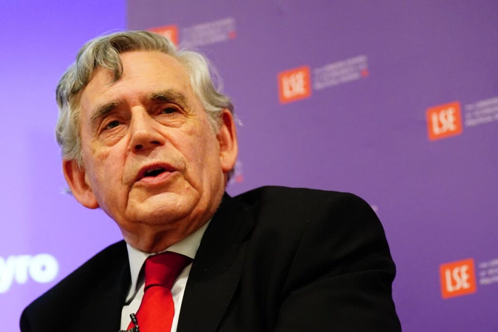 Gordon Brown responde a la ‘invención absoluta’ de Elon Musk sobre los equipos de aseo personal
