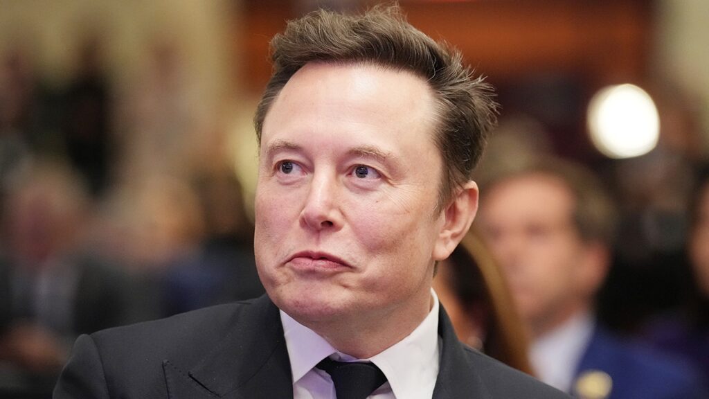 Elon Musk está interesado en comprar el principal equipo de fútbol de Europa, dice su padre
