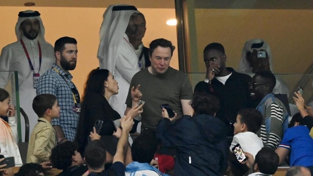 El padre de Elon Musk ha dicho que el multimillonario quiere comprar Liverpool y ha explicado la conexión de la familia con la ciudad y los Beatles.