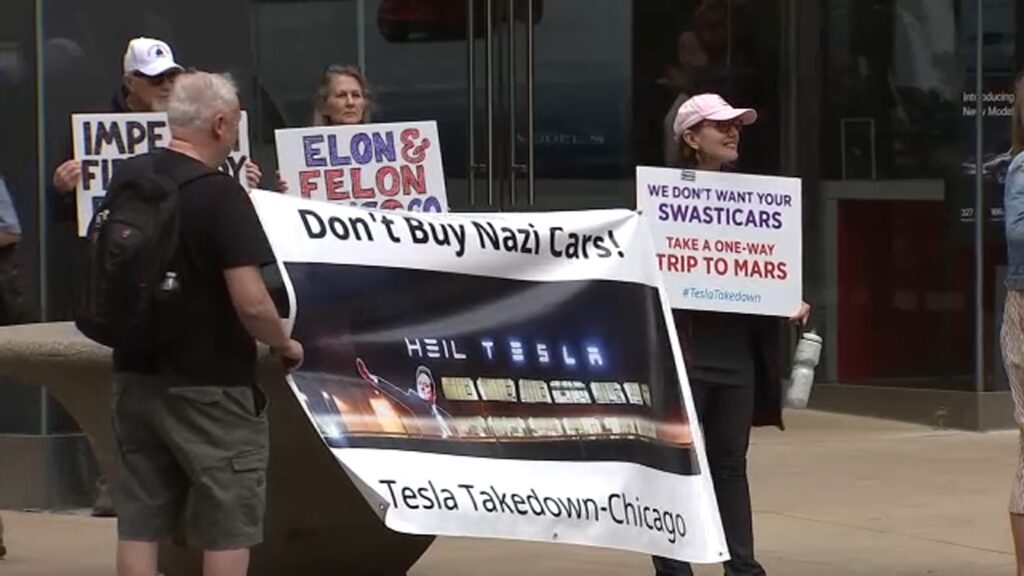 ‘Tesla Takedown’: Manon Manon Mank Destrations cerca de Chicago Tesla Downtown North Rush Street