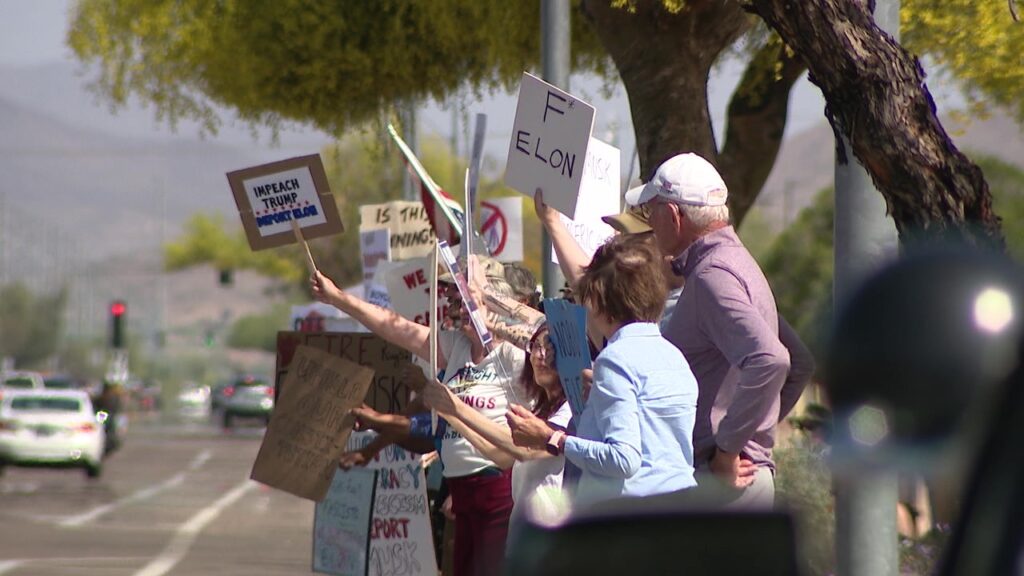 Protesta contra Elon Musk y Doge View desde Phoenix Tesla Outlet