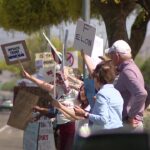 Protesta contra Elon Musk y Doge View desde Phoenix Tesla Outlet