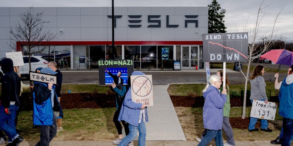 Fotos: Una angustia global contra Elon Musk se lleva a cabo la protesta de Tesla