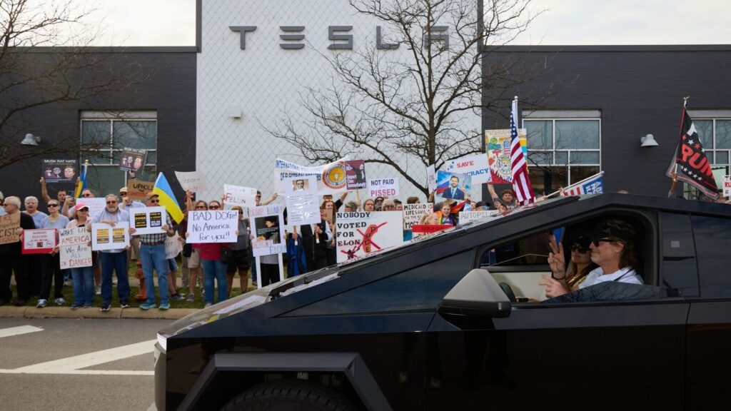 ‘Elon Musk está robando nuestro dinero’: Cientos de protestas 227 Tesla en ubicaciones estadounidenses, quiere dejar su trabajo gubernamental