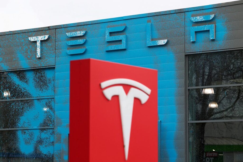 Las acciones de Tesla caen sobre las preocupaciones de los inversores en torno a las tarifas de Trump, el gobierno de Elon Musk se vincula