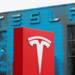 Las acciones de Tesla caen sobre las preocupaciones de los inversores en torno a las tarifas de Trump, el gobierno de Elon Musk se vincula