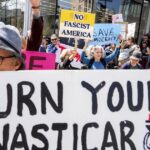 Los manifestantes molestaron a los swarm Tesla exhibidas para limpiar el gobierno de Elon Musk