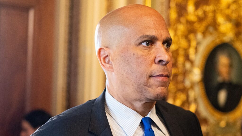 Booker ofrece charlas de maratón en el piso del Senado en el administrador de Trump, almizcle