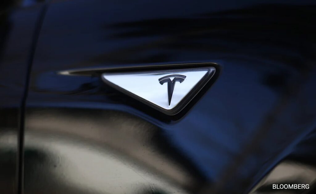 El oficial Tesla Tesla dejó a Elon Musk para Dege recortado