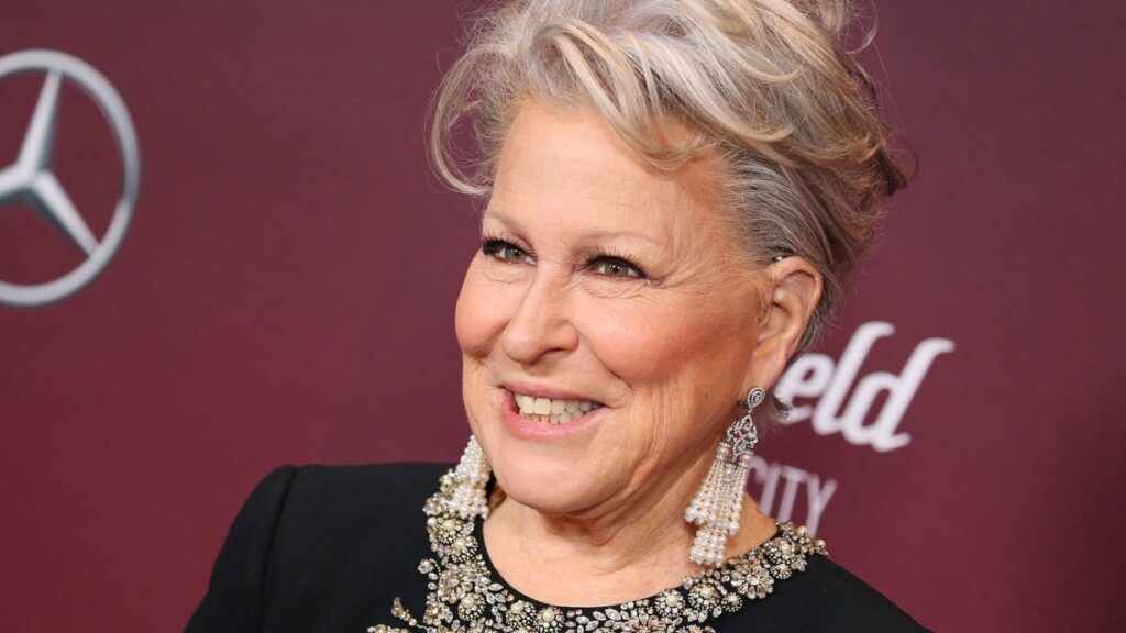 Bette Midler vende automóvil Tesla, Slams Elon Musk