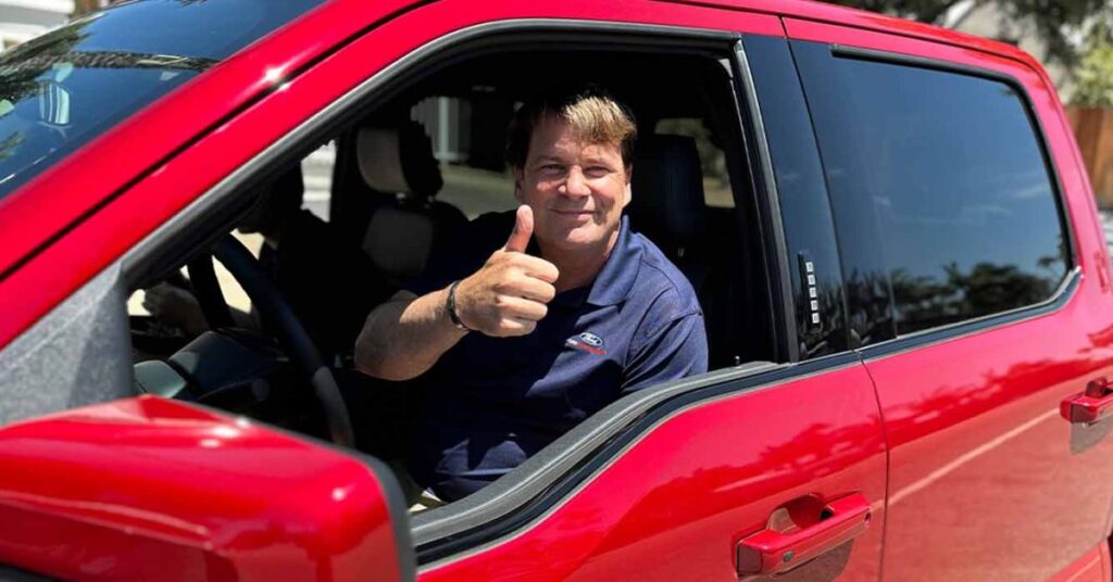 El CEO de Ford cierra todo el acuerdo de conducción autónoma de Tesla, dice que Waymo es mejor
