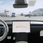 Elon Musk Tesla entregó su primer auto en una fábrica completamente autónoma desde la fábrica