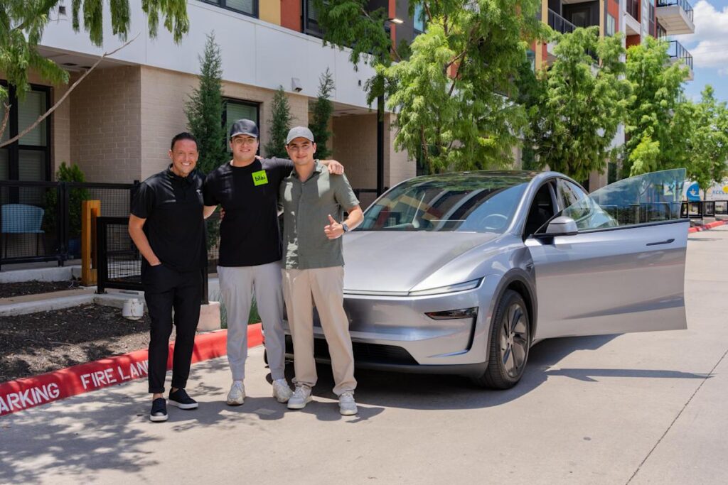Tesla muestra su primera entrega autónoma para permitir que los autos de conducción de automóviles funcionen bien