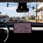 Tesla hace la historia el primer vehículo entregando el primer cliente autónomo
